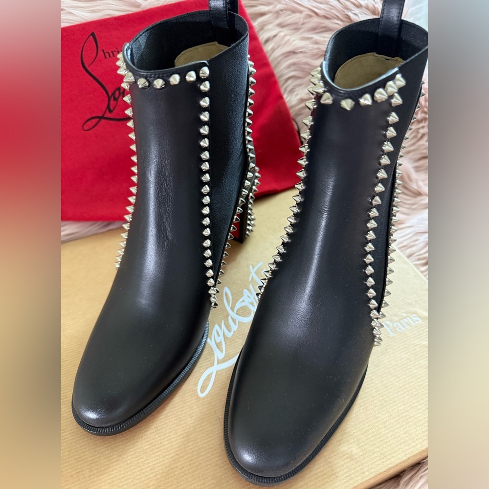 CHRISTIAN LOUBOUTIN
Out Line Spikes leather ankle boots size 37